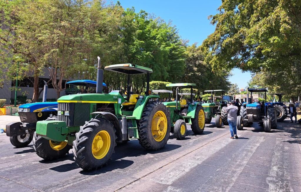 Productores de maíz bloquean la avenida Insurgentes en Culiacán