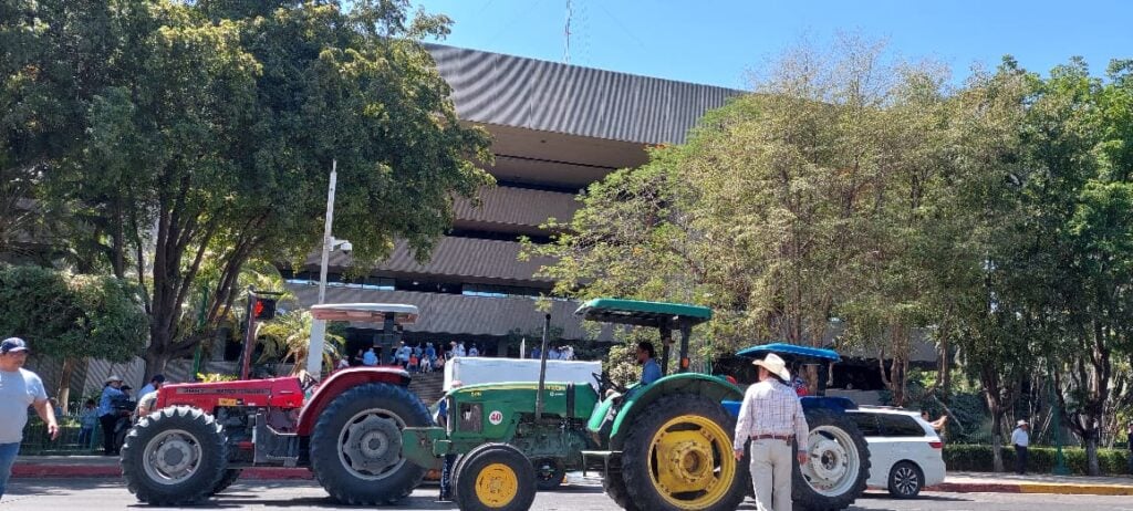 Productores de maíz bloquean la avenida Insurgentes en Culiacán