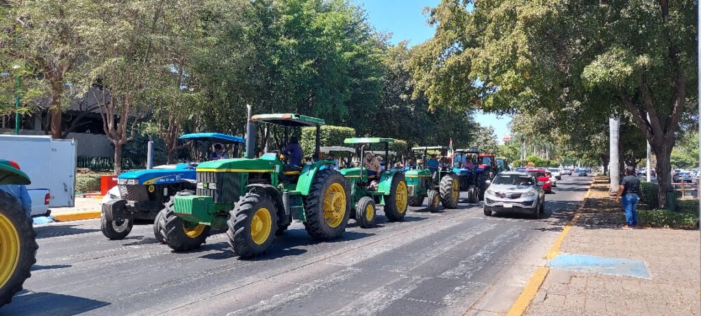 Productores de maíz bloquean la avenida Insurgentes en Culiacán