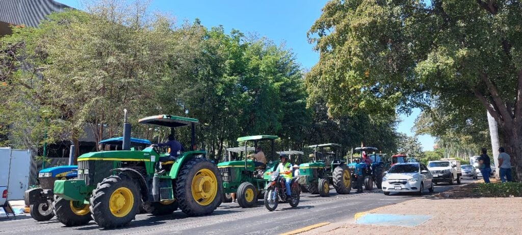 Productores de maíz bloquean la avenida Insurgentes en Culiacán