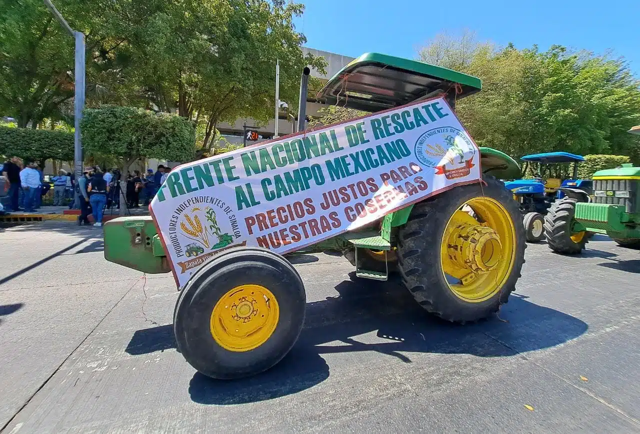 Productores de maíz bloquean la avenida Insurgentes en Culiacán