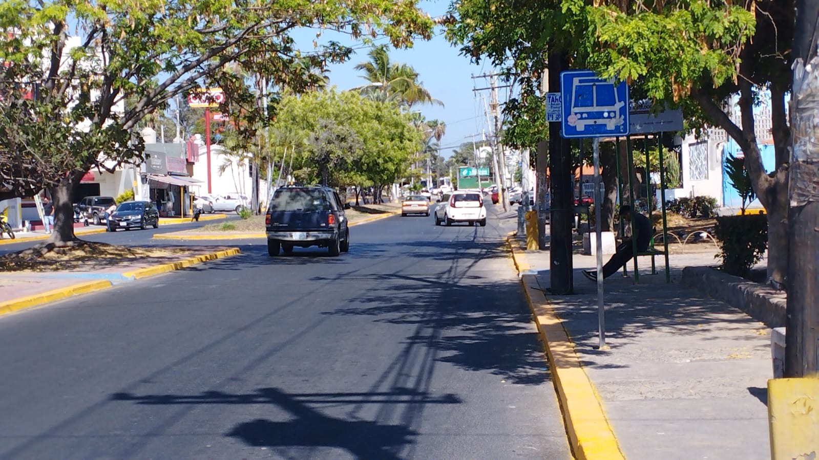 Prohiben estacionarse -Pinta Tránsito de amarillo la calle