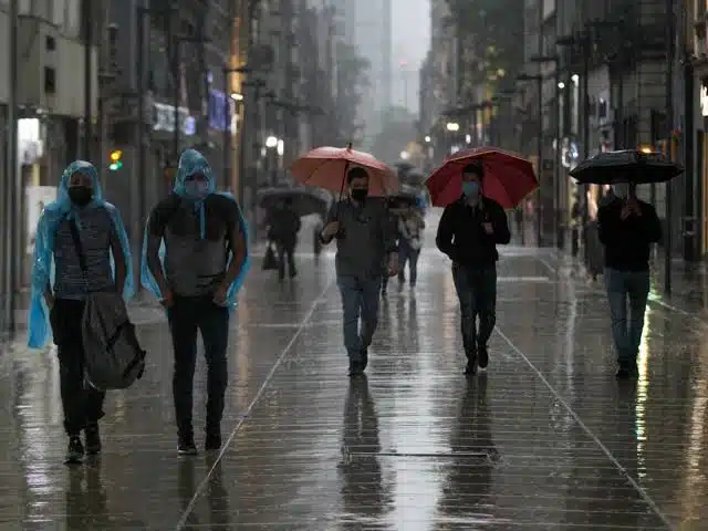 Personas caminando bajo la lluvia