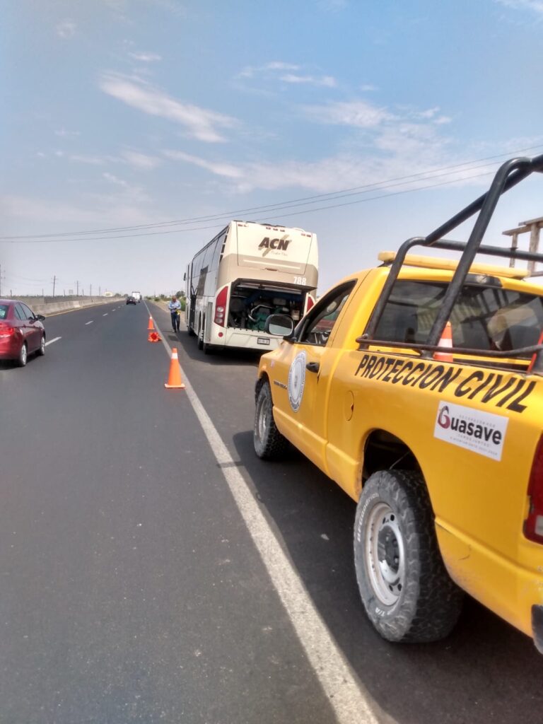 Camioneta y camión parados sobre el acotamiento de la carretera