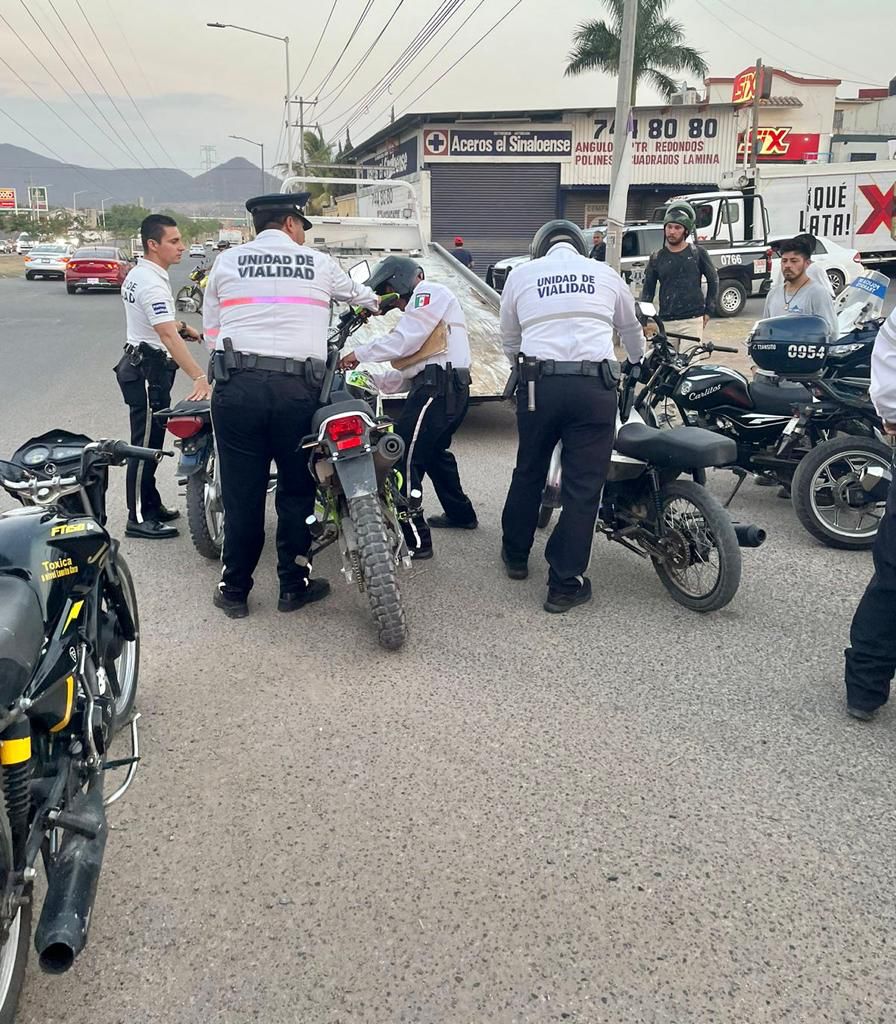 Quitan motocicletas en Culiacán