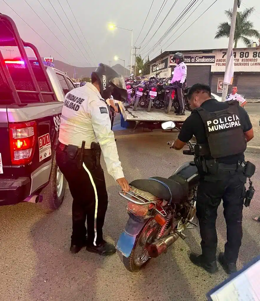 Quitan motocicletas en Culiacán