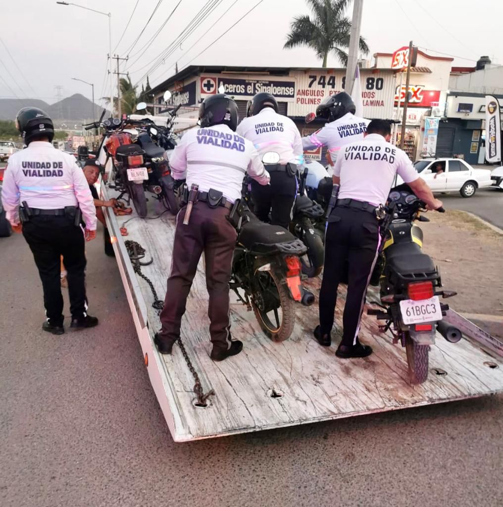 Quitan motocicletas en Culiacán
