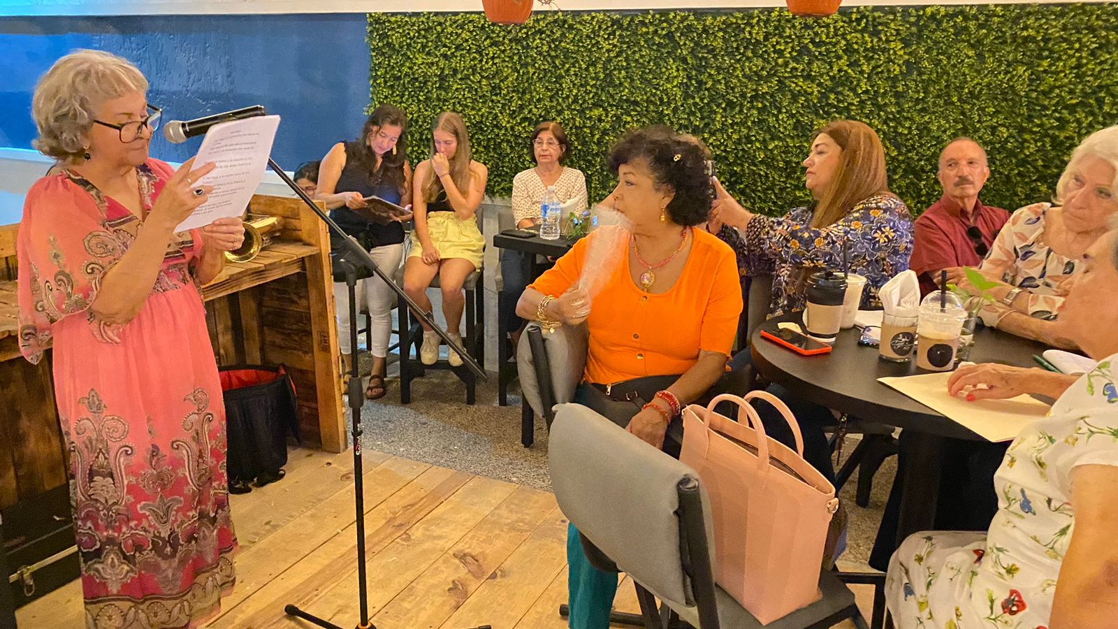 Bajo una postal poética de textos entrañables, se realizó el recital 