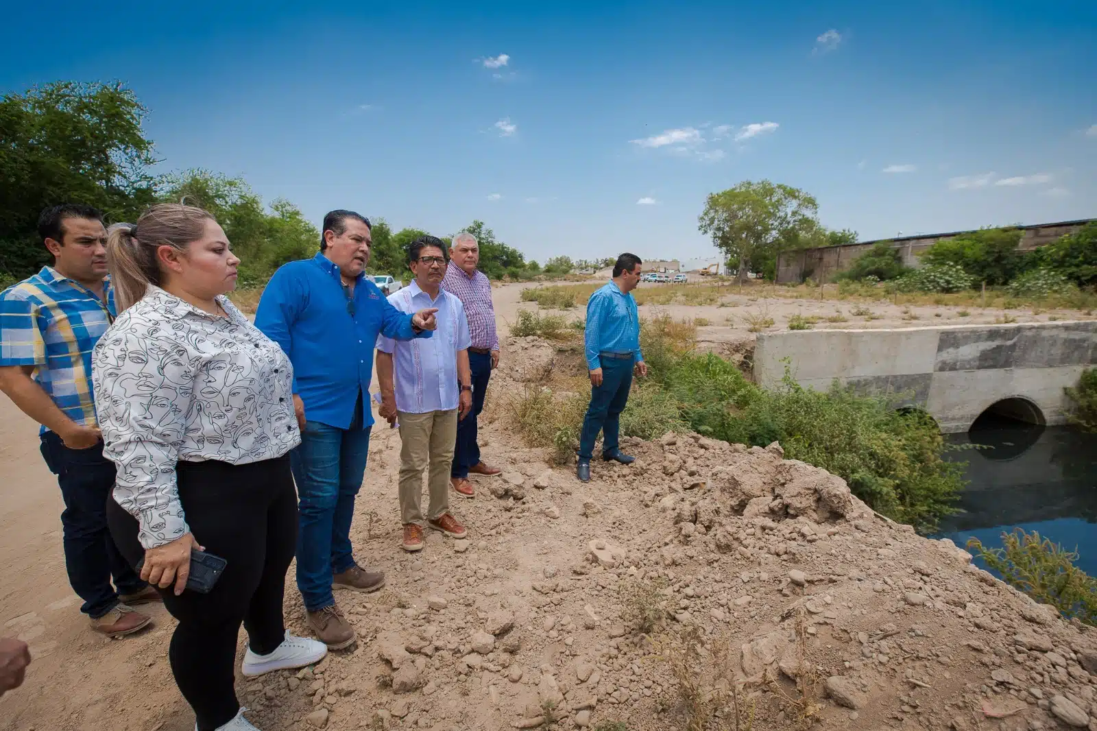 Autoridades municipales recorren el bordo del dren San Joachín en Guasave