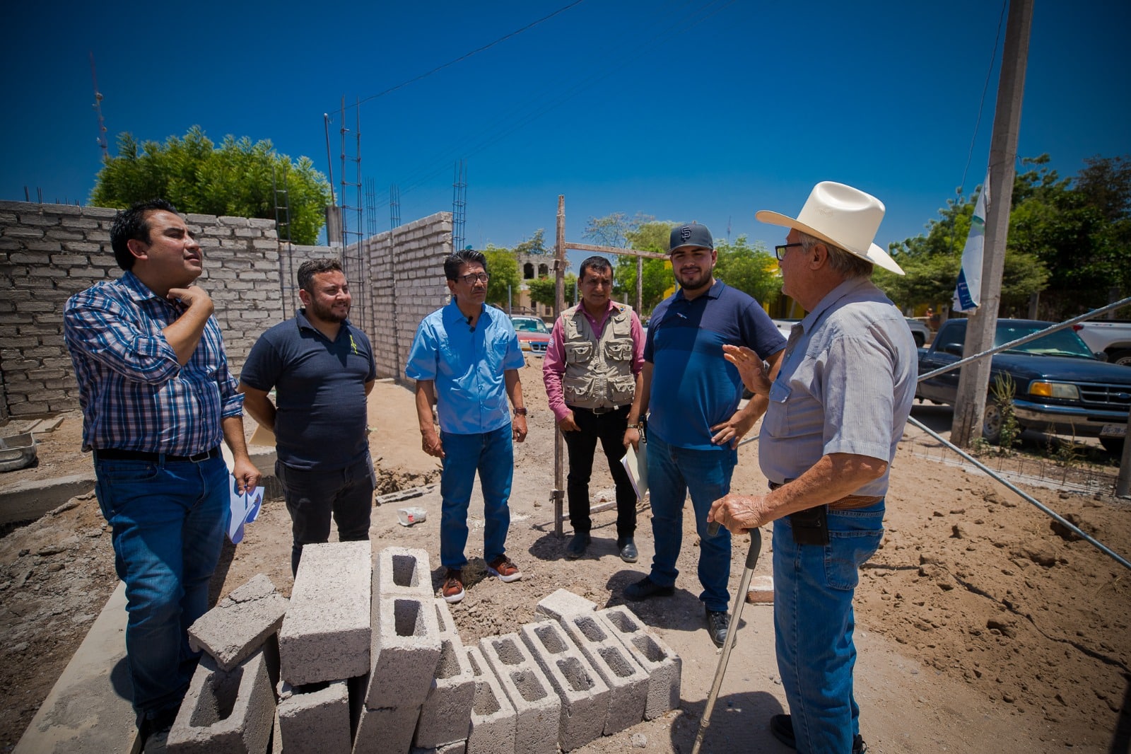 El alcalde revisó el avance de la rehabilitación de un estadio en El Serrano y la construcción de una plazuela, en El Serranito.
