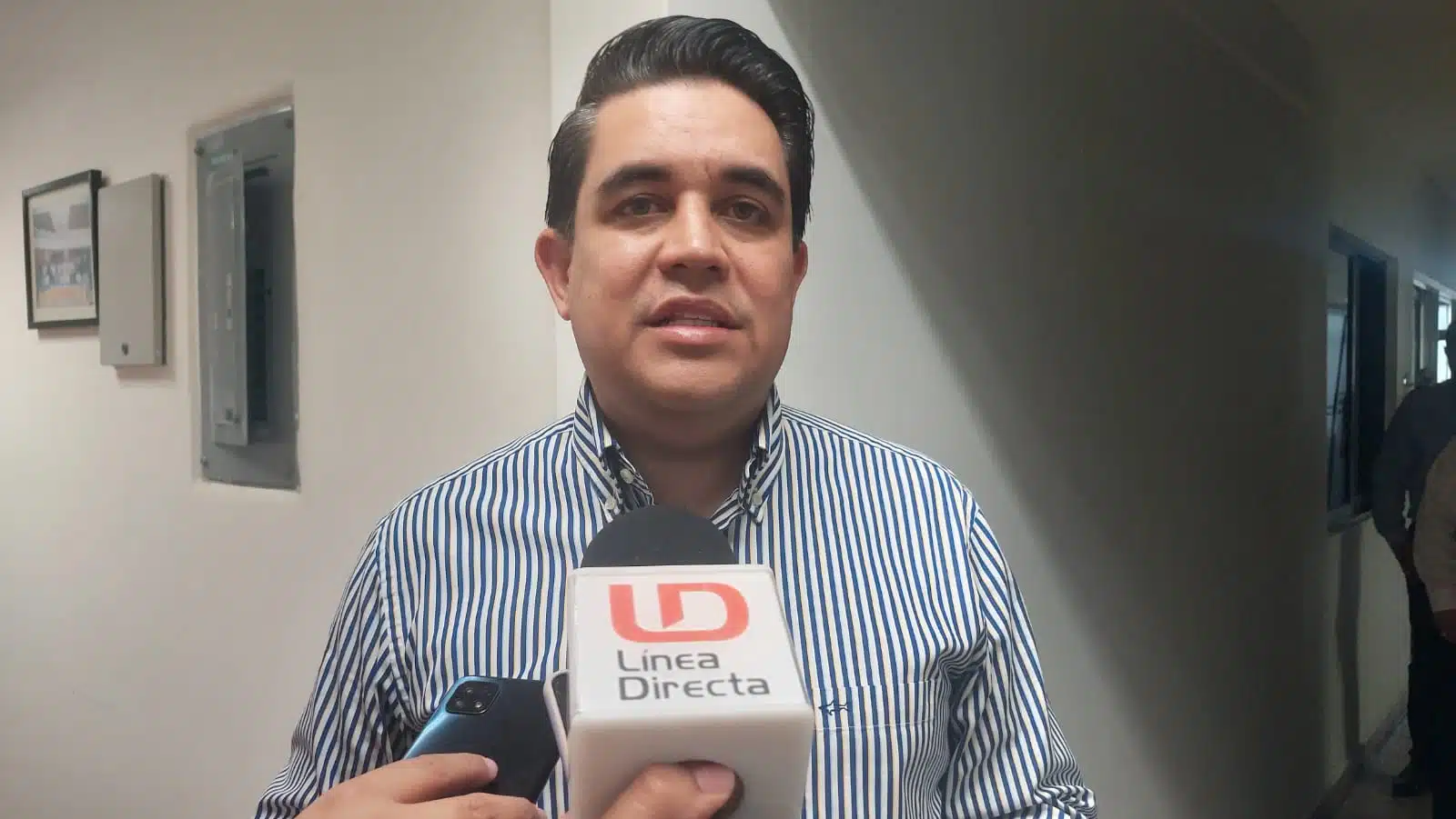 Ricardo Madrid Pérez dando una entrevista para Linea Directa