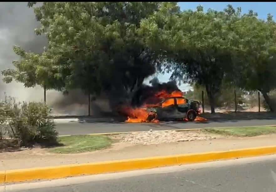 VIDEO: ¡Quedó en pérdida total! Se incendia auto al poniente de Culiacán