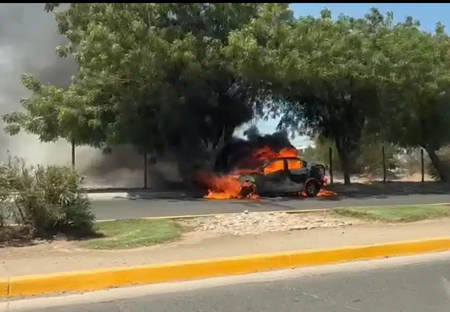VIDEO: ¡Quedó en pérdida total! Se incendia auto al poniente de Culiacán