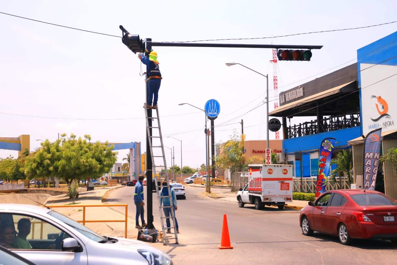 libramiento Oscar Pérez Escobosa y la avenida Real Pacífico cuenta con semáforo para regular el paso vehicular.