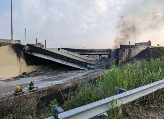 Se desploma puente vehicular tras incendio de una unidad pesada en Philadelphia