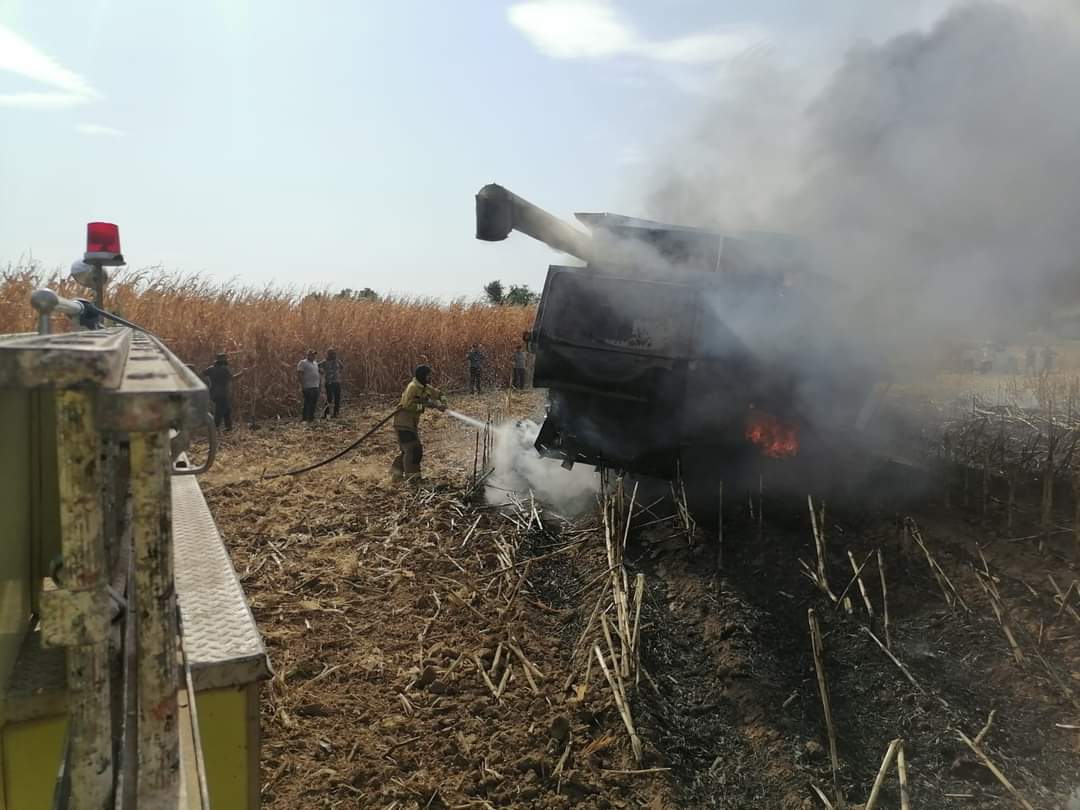 Se incendia trilladora en un campo de maíz en Guasave
