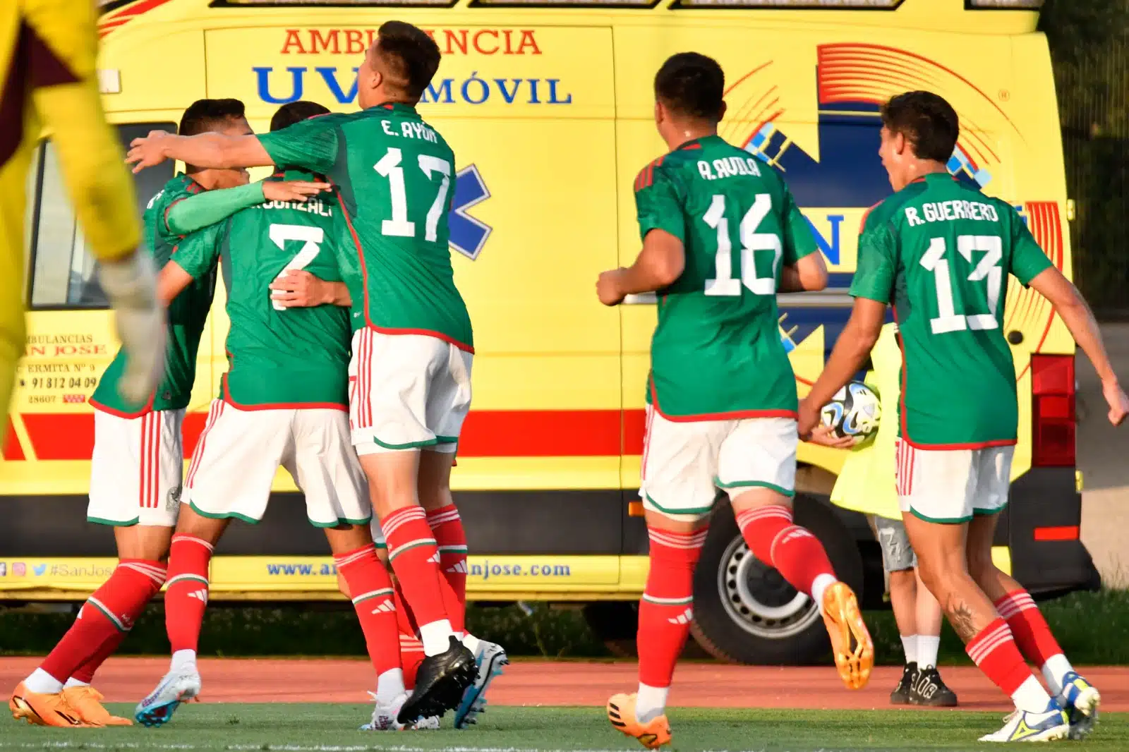 Selección de México Sub-23 festejando en la cancha de fútbol