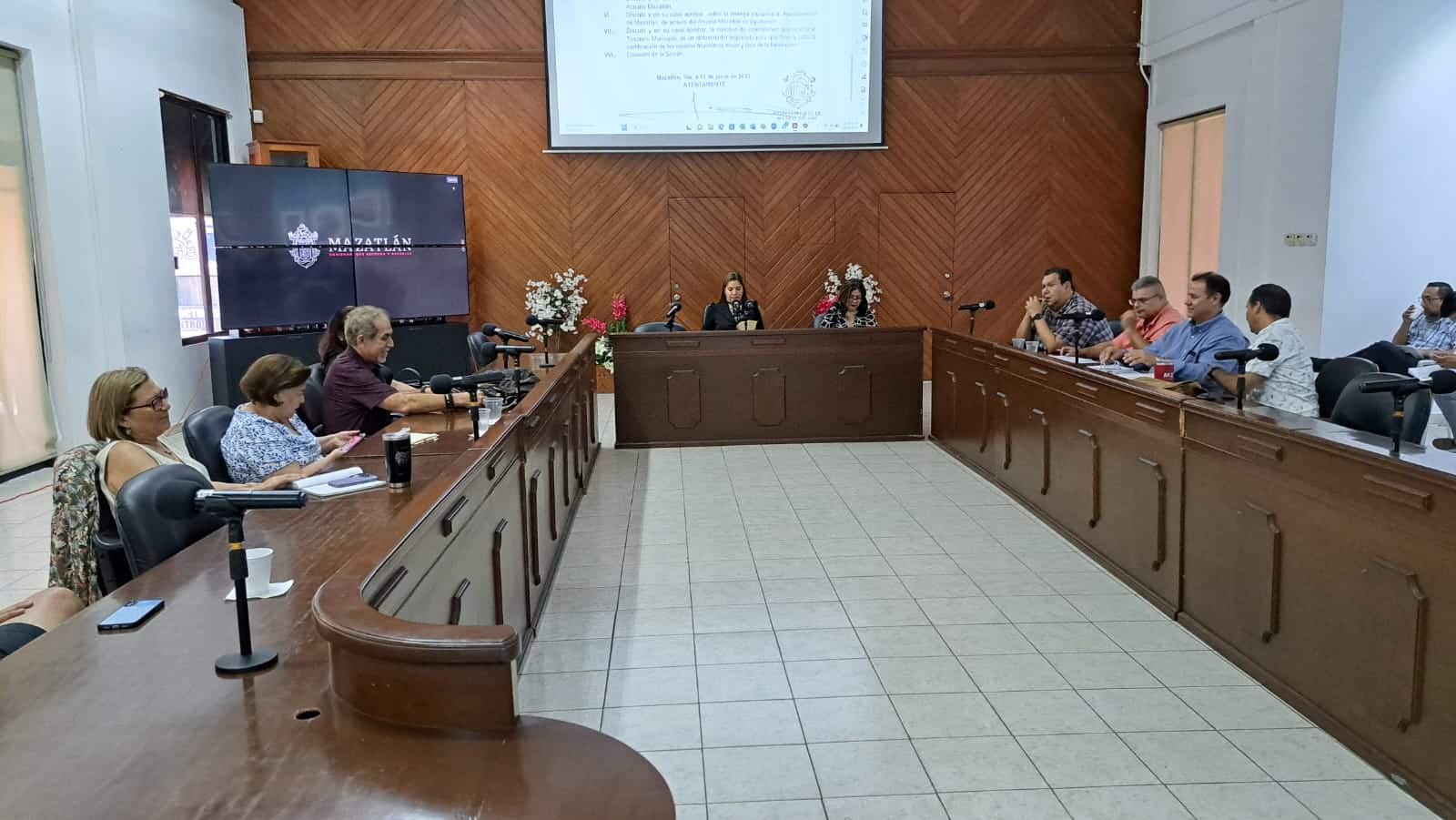 Regidores durante la sesión de cabildo en Mazatlán