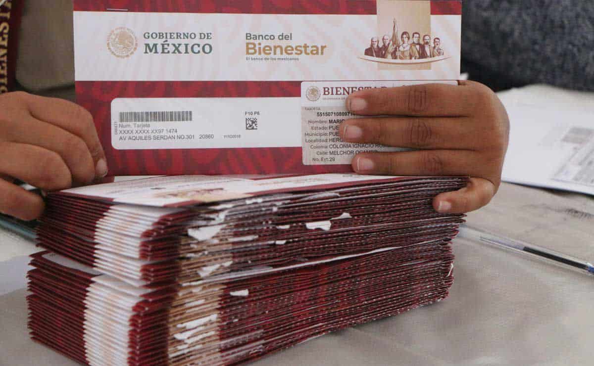 Sobres con la tarjeta del Banco Bienestar para los pagos de la Beca Benito Juárez