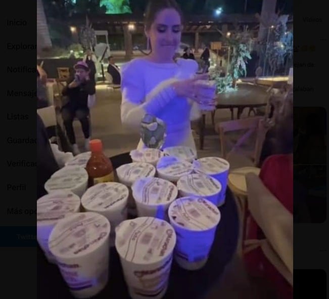 Una persona frente a unas sopas maruchanes en una mesa
