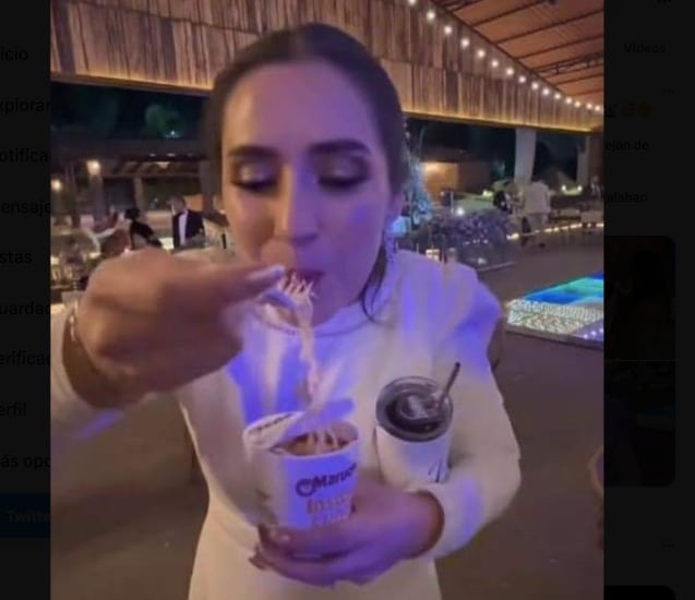 Una persona comiendo sopa maruchan