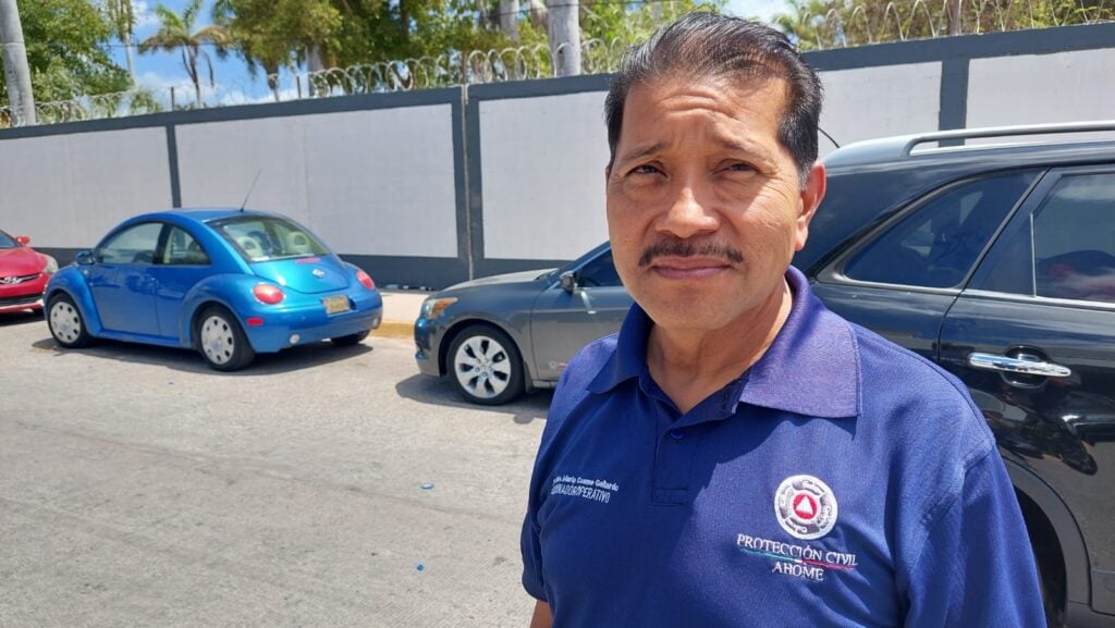 En primer plano el teniente Cosme Gallardo, coordinador de Protección Civil en Ahome; de fondo, automóviles estacionados en las instalaciones de Tránsito Municipal