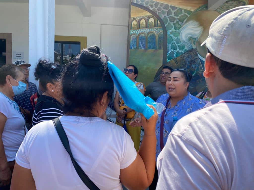 Tianguistas expresaron su inconformidad contra el cobro que está haciendo al Ayuntamiento a adultos mayores
