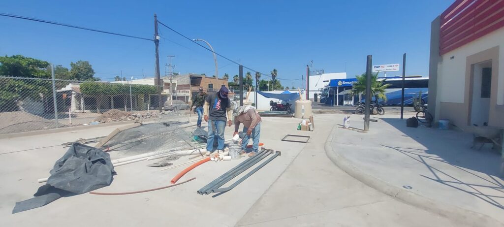 Trabajadores de la construcción soportan el intenso calor en Los Mochis