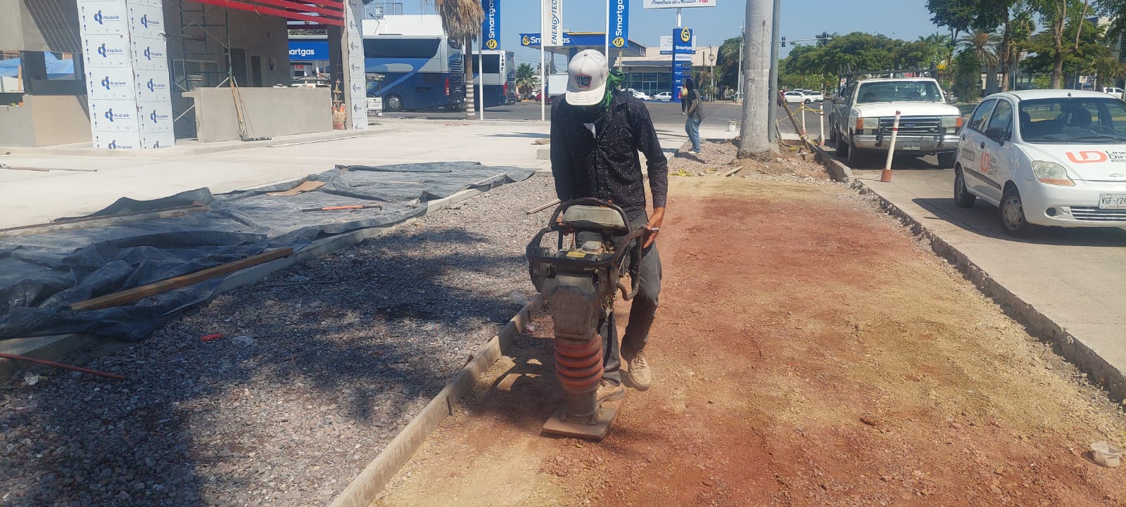 Trabajadores de la construcción soportan el intenso calor en Los Mochis