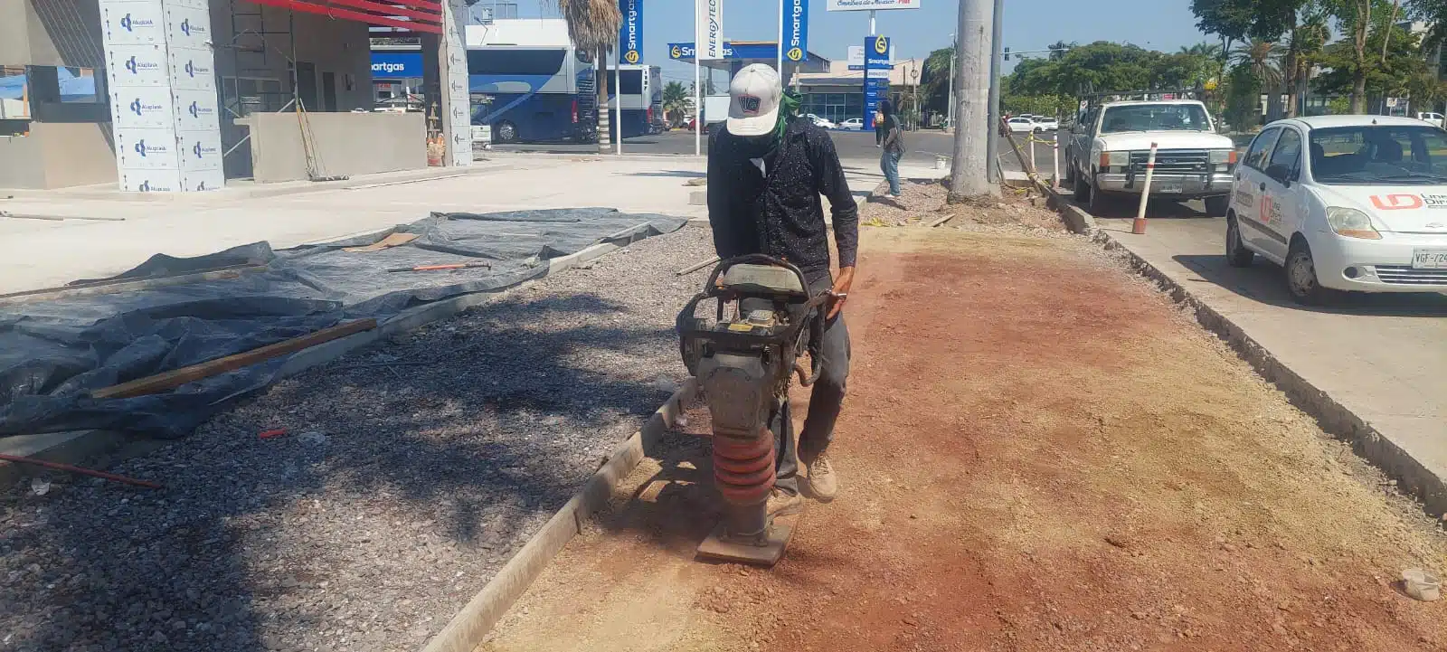 Trabajadores de la construcción soportan el intenso calor en Los Mochis