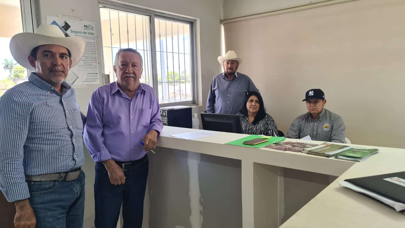 Trabajadores y presidente de las oficinas de la Asociación Ganadera Local de Guasave