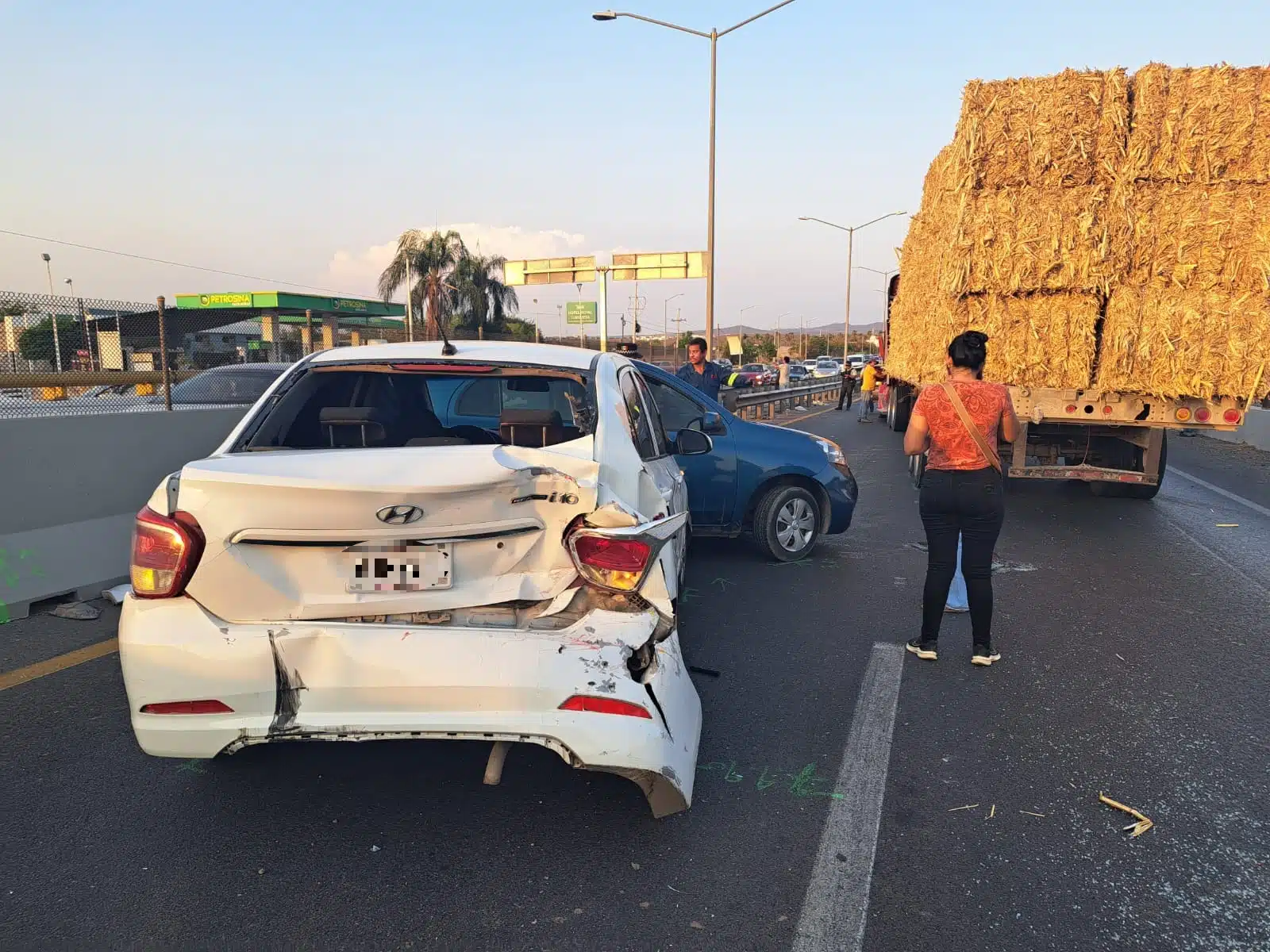 Tráiler con pacas arrolla cuatro vehículos sobre la Costerita en Culiacán