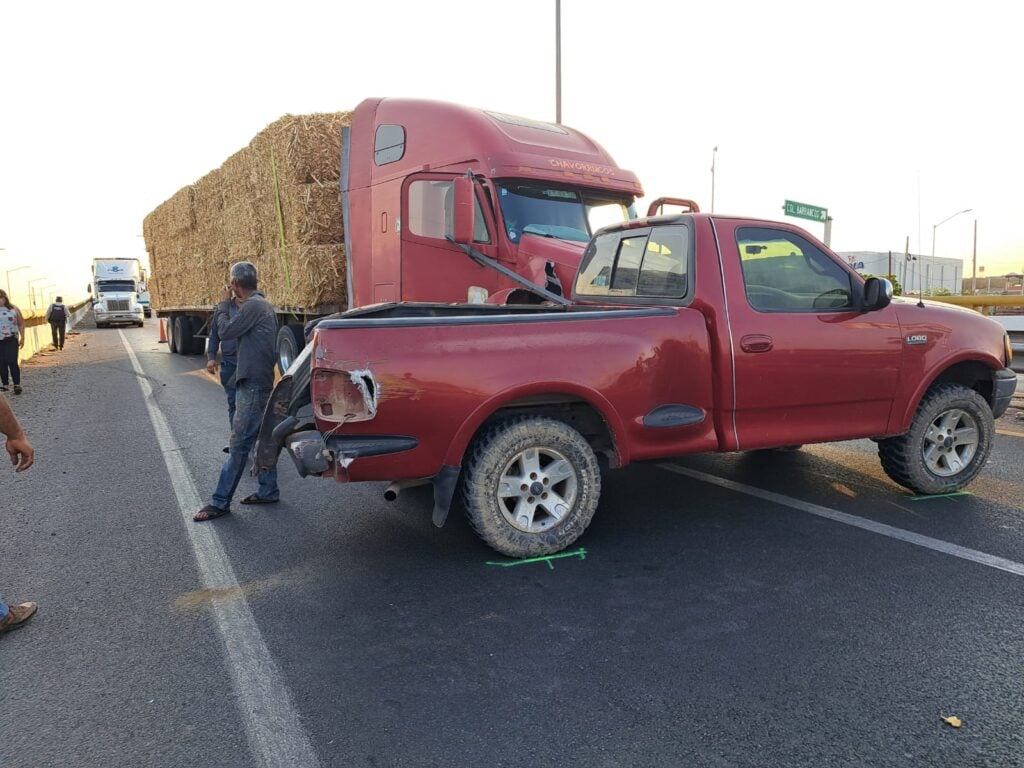 Camioneta roja chocada por tráiler