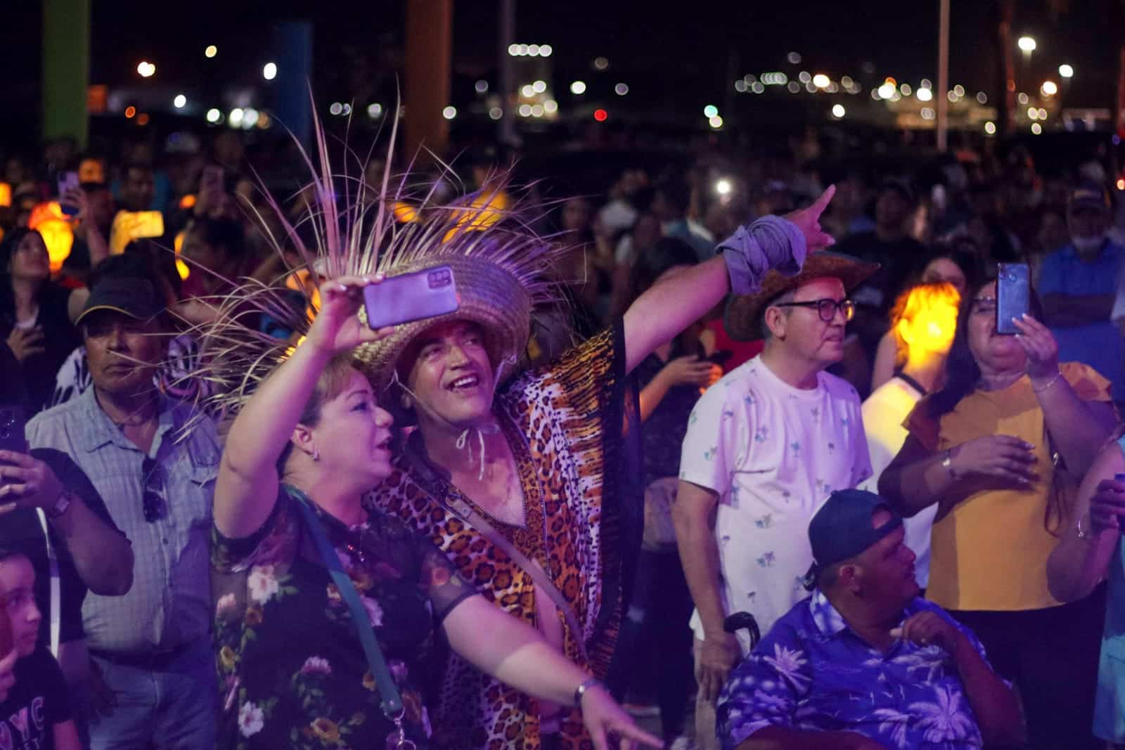 Turistas disfrutan de un evento en el puerto de Topolobampo, Ahome