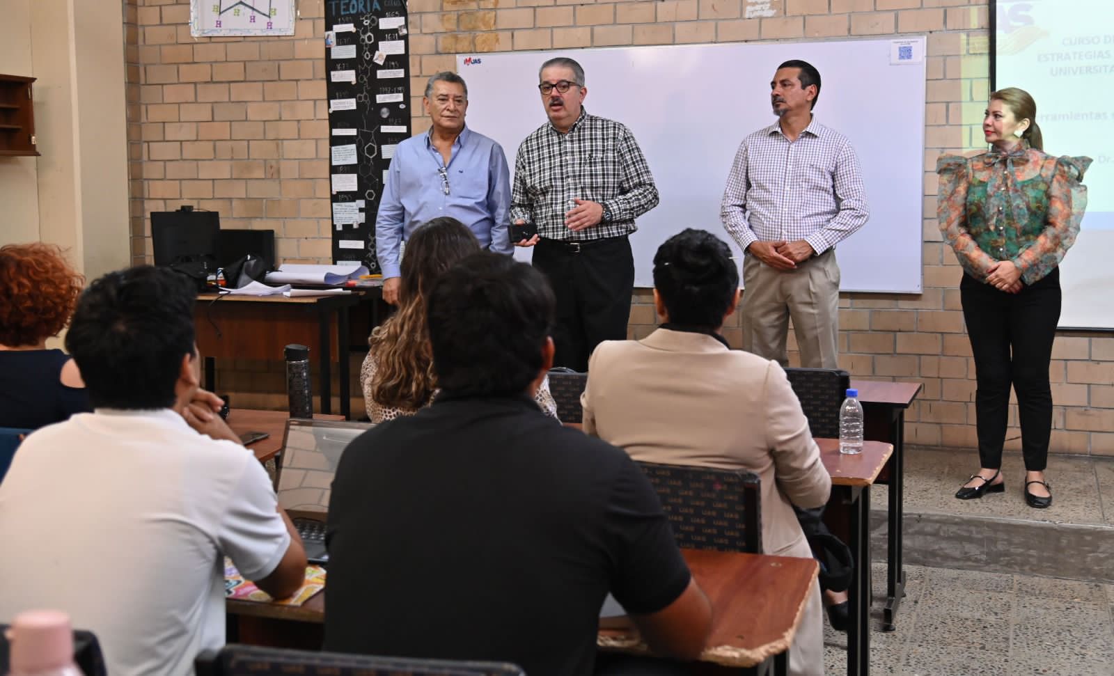 Docentes de la UAS en un salón de clases en una capacitación