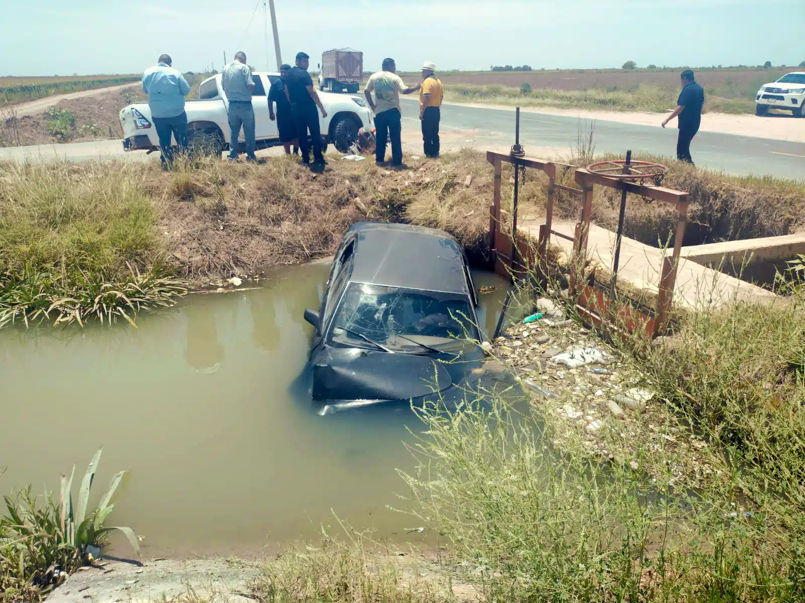Un auto Corolla Toyota cayó a un canal en la sindicatura de Adolfo Ruiz Cortines en Guasave