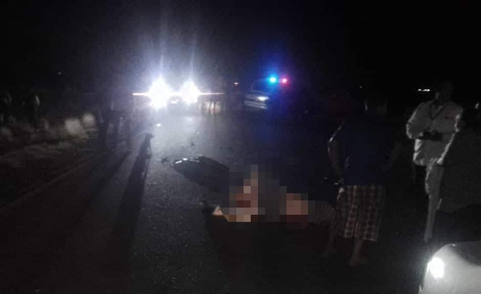 Motocicleta tirada en carretera tras choque con otra unidad en Guasave