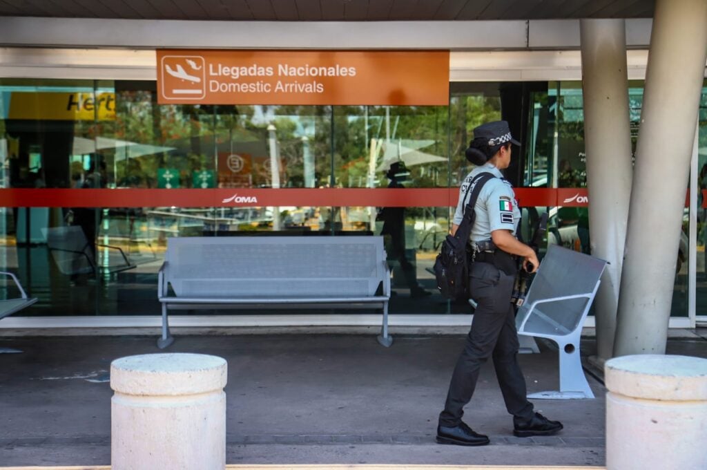 Agente de la Guardia Nacional en el Aeropuerto Internacional de Culiacán