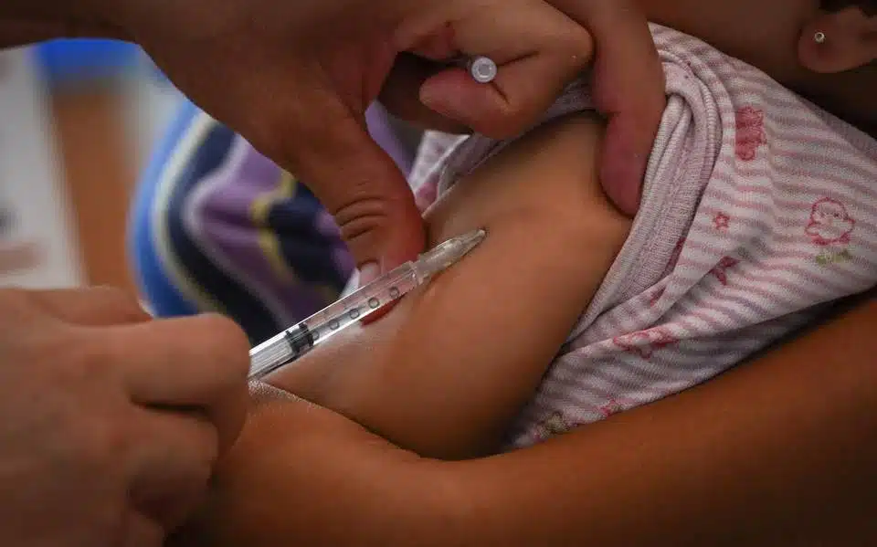 los niños que a partir de enero de este año 2023 cumplen 18 meses, ya entran en este cambio de esquema de vacunación
