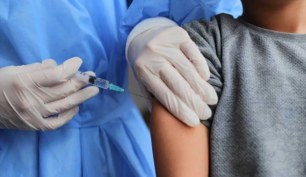 Doctor aplicando vacuna COVID-19