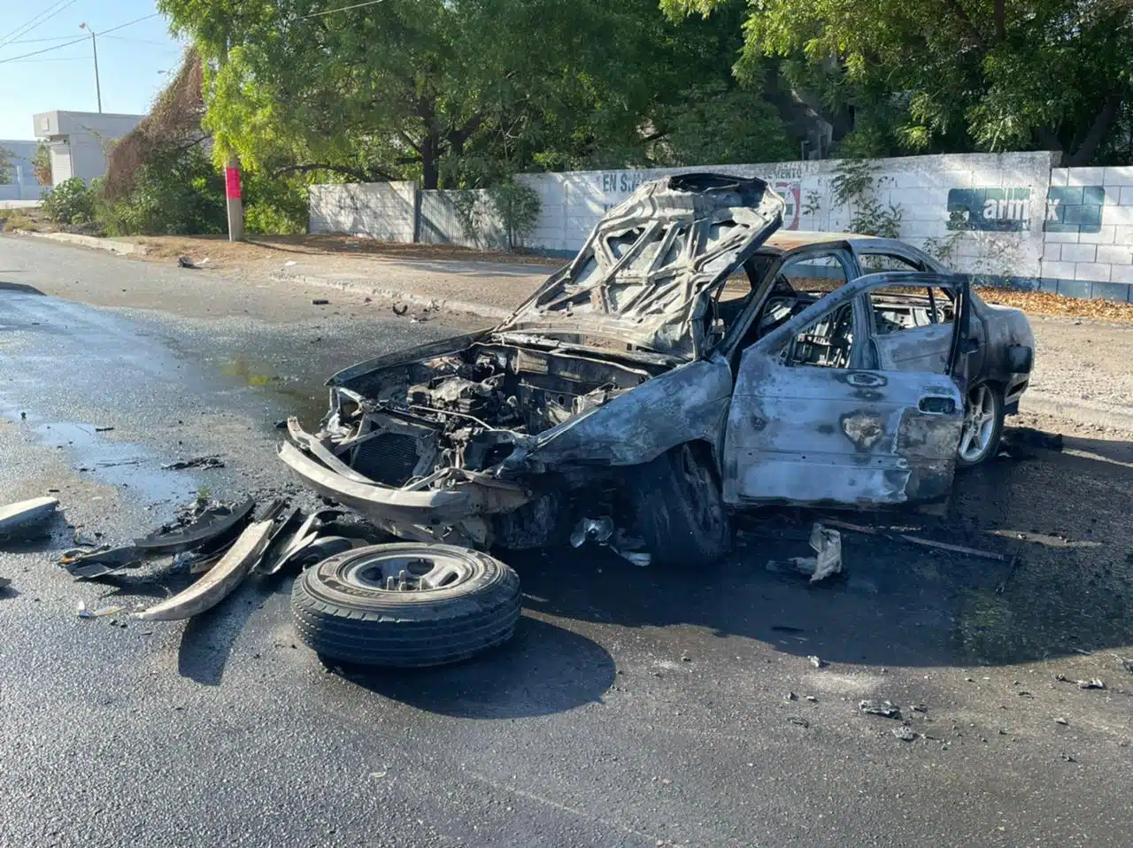 Vehículo Nissan Sentra blanco queda calcinado tras incendiarse luego de un choque al norte de Culiacán