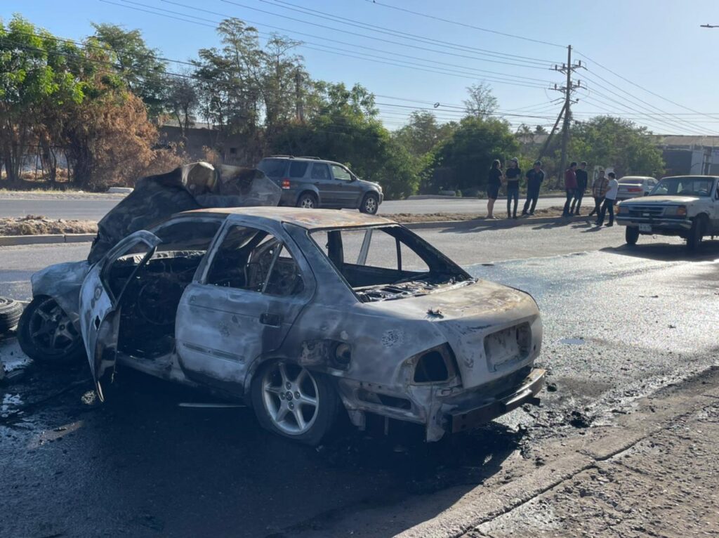Nissan Sentra blanco calcinado tras incendiarse luego de un choque en calles de Culiacán