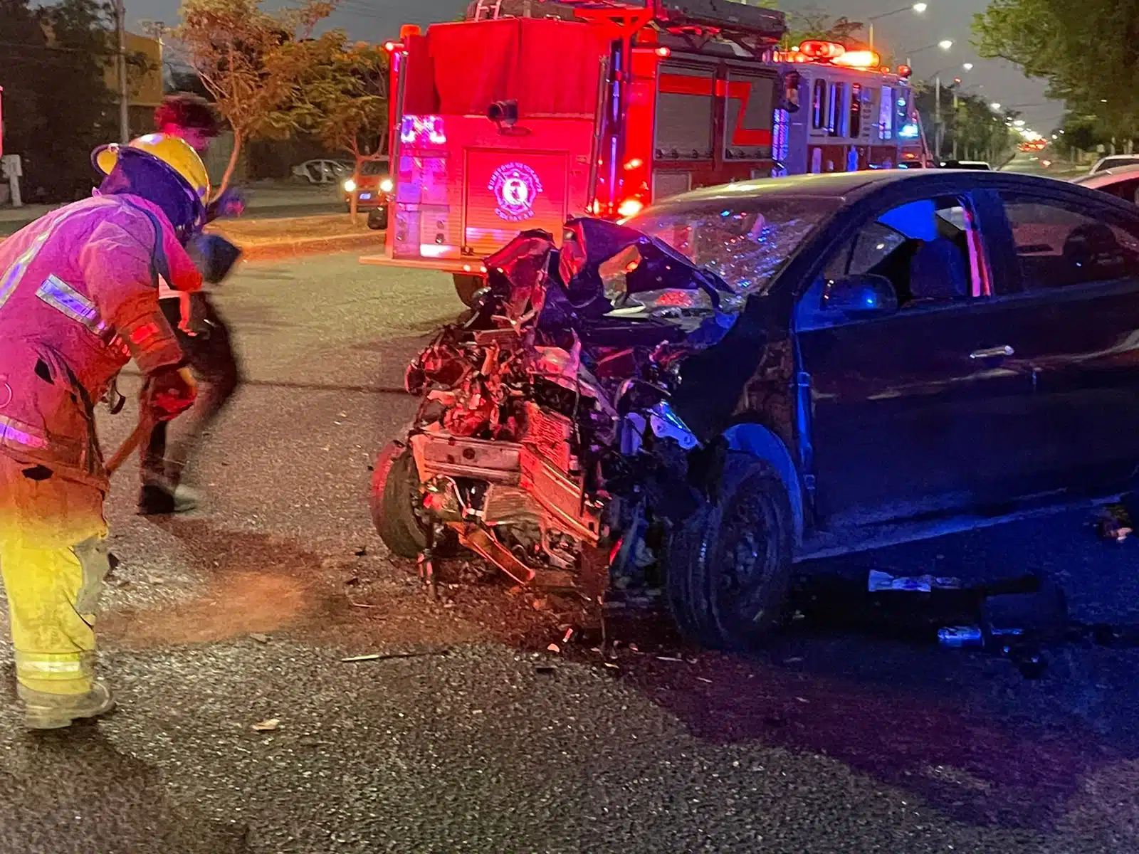 Vehículo con el frente destrozado tras choque la madrugada de este domingo 11 de junio en Culiacán