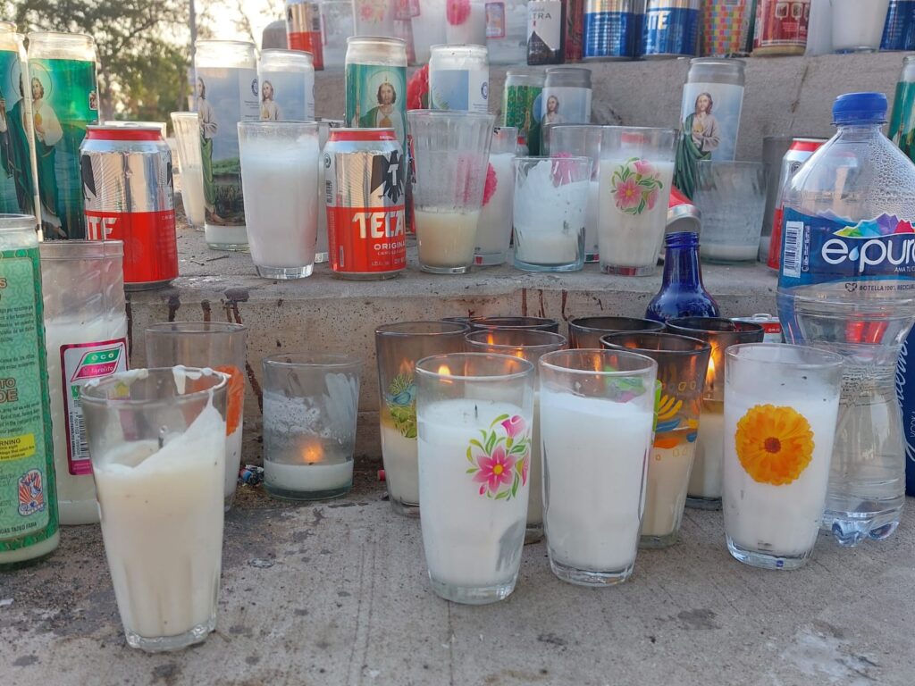 Veladoras en honor a Luis Alberto en el canal Chulavista en Culiacán