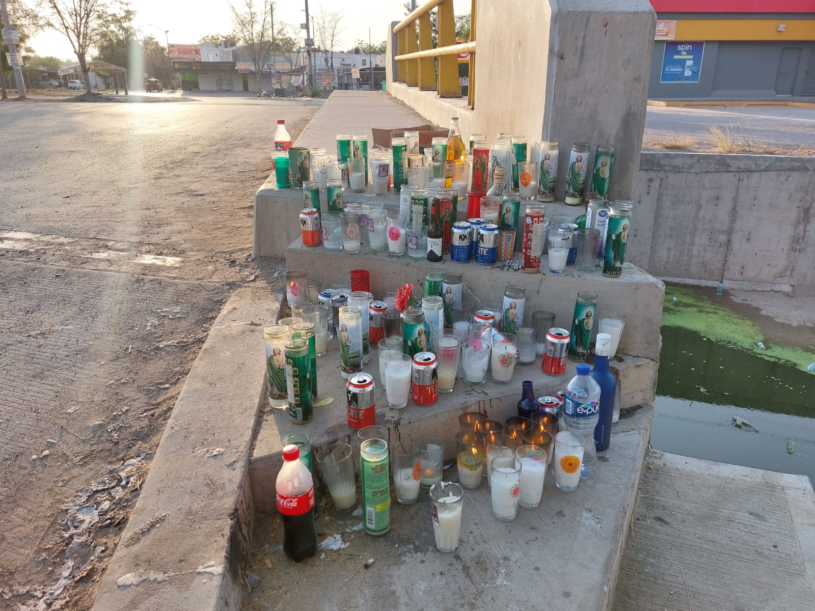 Veladoras en honor a Luis Alberto en el canal Chulavista en Culiacán