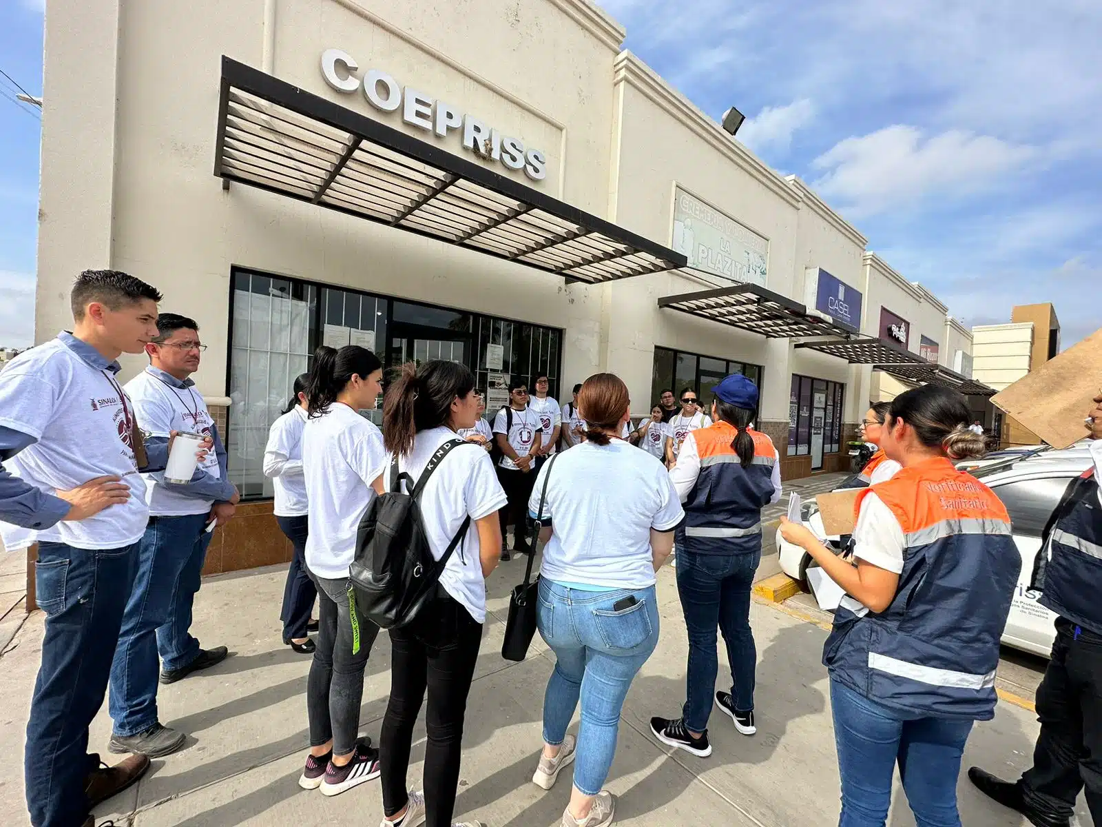 Verificadores de Coepriss reunidos antes de visitar a comerciantes de Guasave en el marco del Día Mundial de la Inocuidad Alimentaria