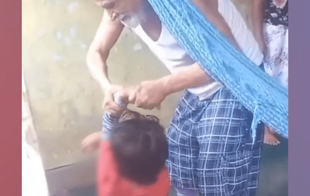 Video Denuncian a un adulto mayor por golpear a sus nietos en Tabasco