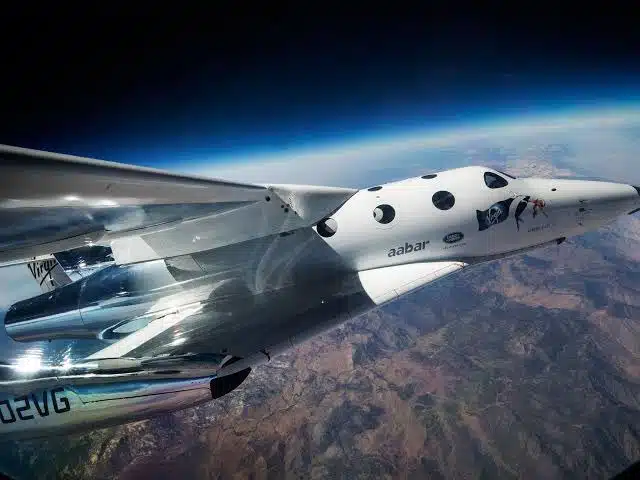 Virgin Galactic realiza su primer vuelo comercial al espacio