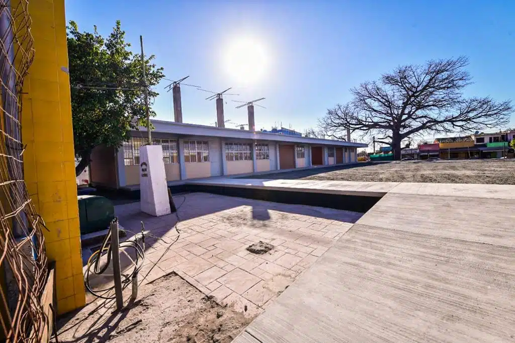 Vista de una escuela primaria vacía bajo el intenso sol