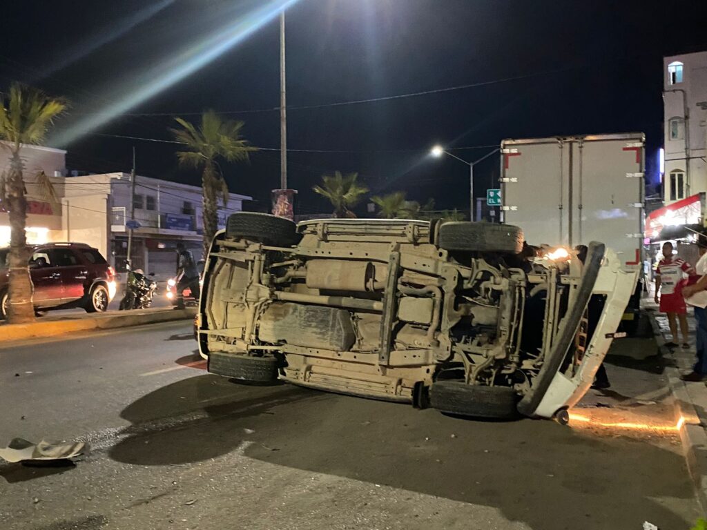 Volcada sobre un lado quedó una camioneta tras choque en bulevar de Villa Unión frente a mueblería